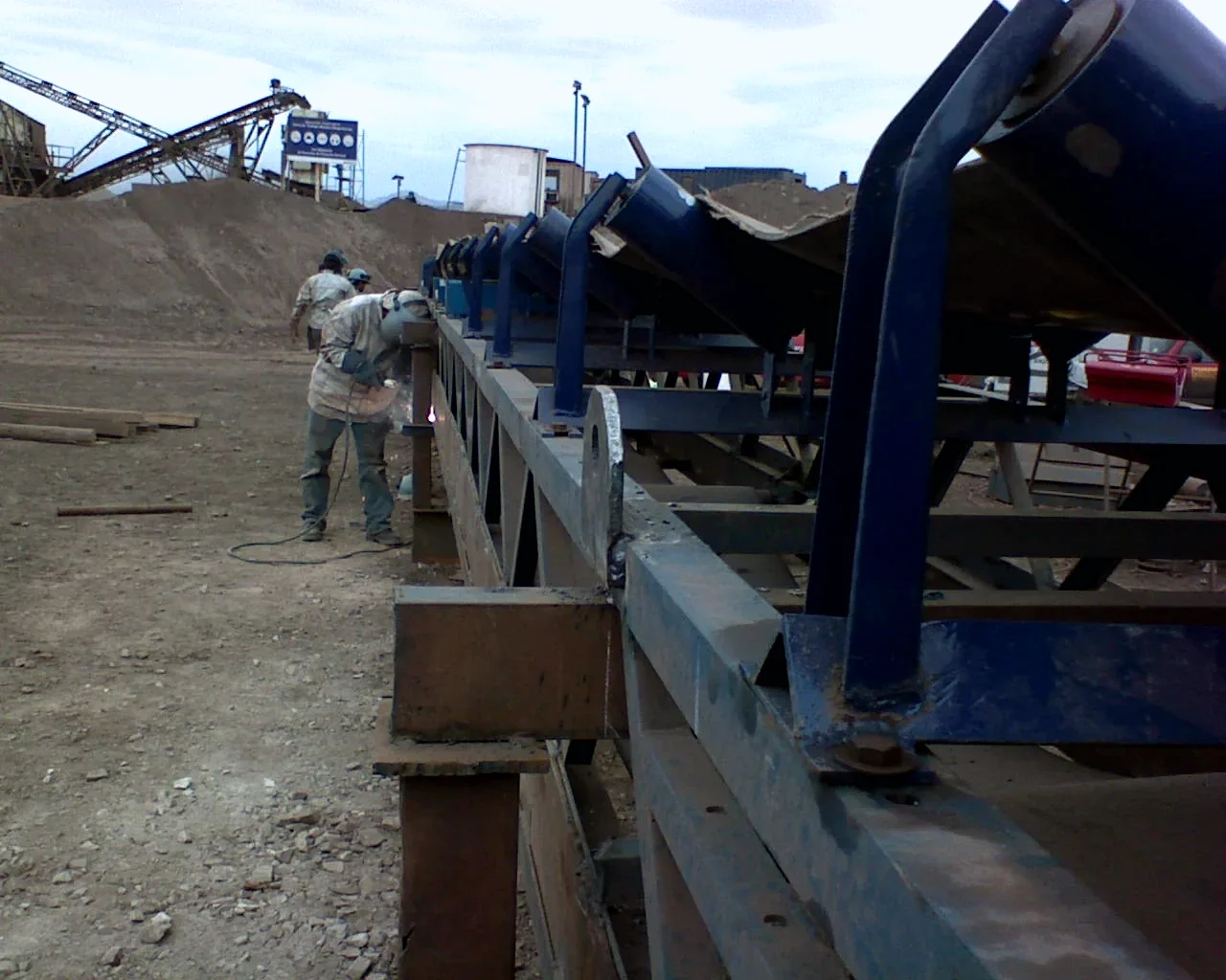 Trabajador realizando soldadura en estructura metálica industrial